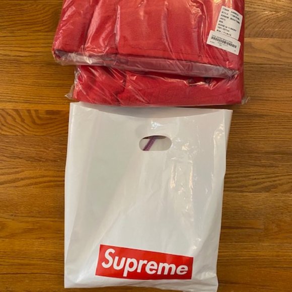 Supreme Tonal Repeat BEACH TOWEL ~brand new in sealed packaging - Picture 4 of 10